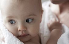 Matka drží dieťa na rukách