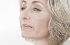 Tvár staršej ženy s blond vlasmi. 