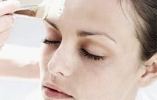 Pleťový píling na čele 