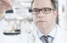 Vedecký pracovník drží testovacie sklíčko