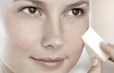 Žena pri nanášaní mejkapu hubkou