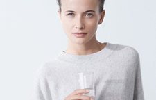 Žena s pohárom vody
