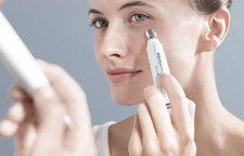 Žena pri ochladzujúcej aplikácii Eucerin Hydratačného očného krému Aquaporín ACTIVE
