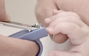 Mamička strihá malému dieťaťu nechty nožničkami na nechty