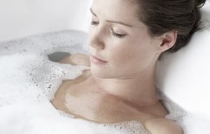 Žena relaxujúca v kúpeľovej pene