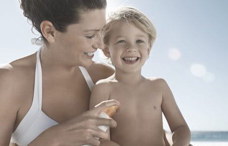 Matka pri nanášaní opaľovacieho krému