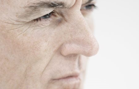Tvár staršieho muža zblízka