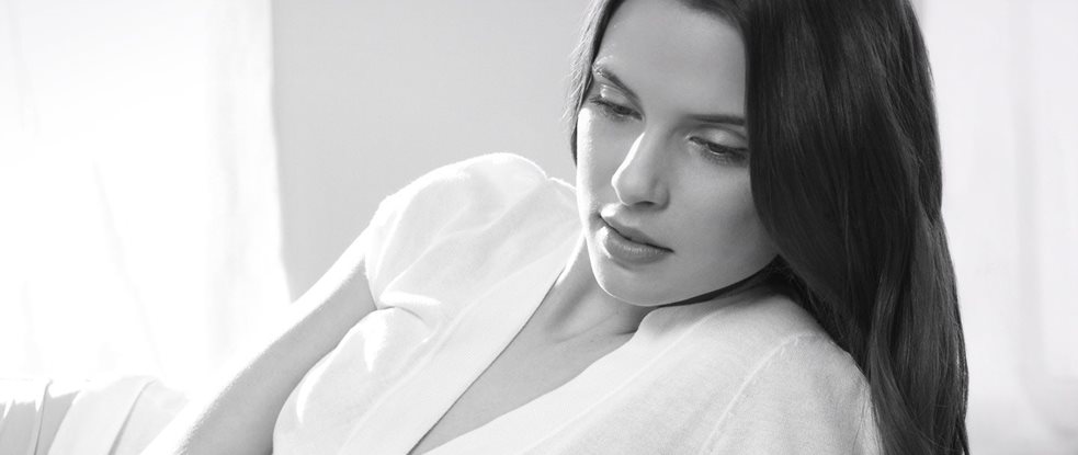 Žena s tmavými vlasmi v odpočinkovej polohe