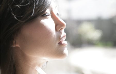 Aziatka sa pozerá do slnka