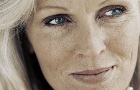 Staršia žena s bielou pleťou a stareckými škvrnami