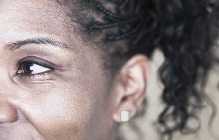 Tvár ženy s tmavou pleťou