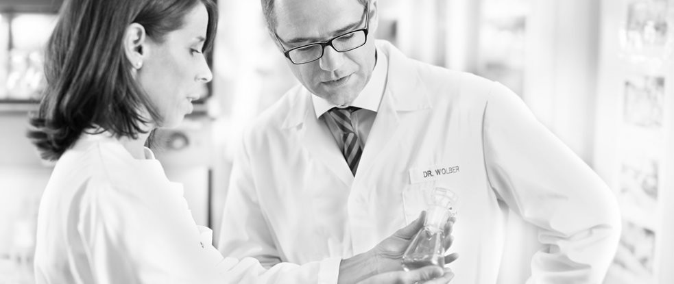 Dr. Reiner Wolber, vedúci Oddelenia pre výskum produktov, hovorí s výskumníkom pôsobiacim v oblasti starostlivosti o pokožku