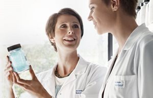 Vedeckí pracovníci značky Eucerin pri práci v laboratóriu
