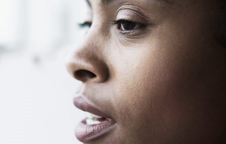 Ženská tvár s tmavou pleťou 