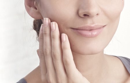 Žena aplikujúca Eucerin pleťový krém proti vráskam Hyal-Urea