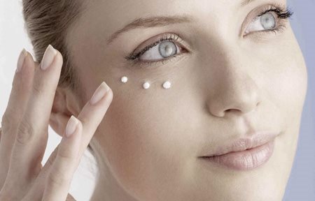 Žena aplikujúca Eucerin Očný krém proti vráskam Hyal-Urea