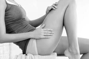 Žena aplikujúca výrobok Eucerin na ruku