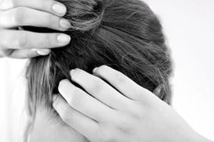 Žena so svrbiacou pokožkou hlavy