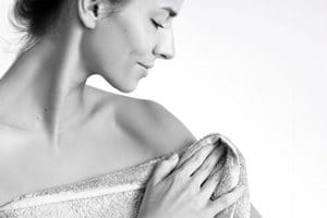 Žena zabalená v uteráku