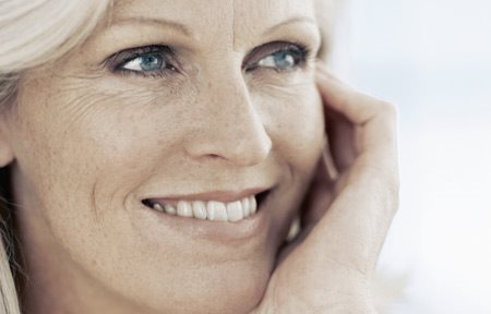 Usmievajúca sa žena v stredných rokoch.