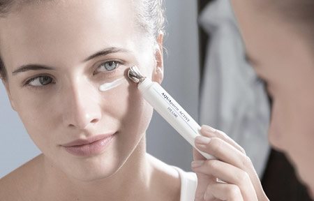 Žena aplikujúca očný krém